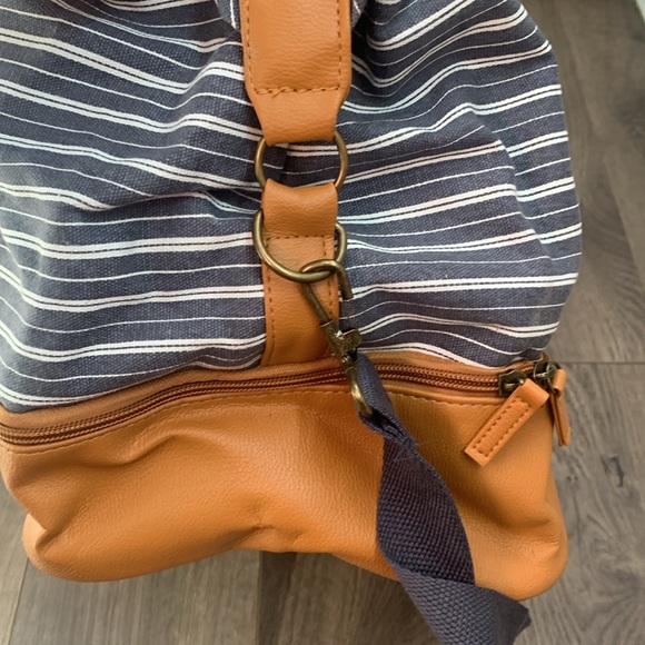 DSW Weekender Duffle Bag - Picture 7 of 9